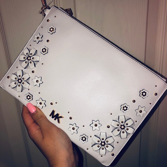 Michael Kors Handbags - Michael Kors Wristlet